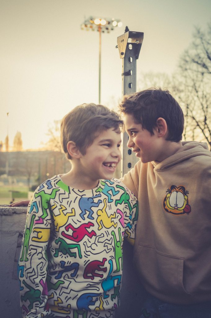 Handy Danny couleur debout buste demi tete parc exterieur nature sweat beige pyjama brotherhood