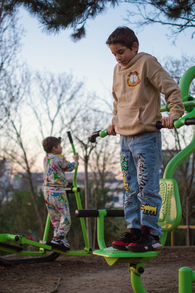 Danny Handy couleur debout entier plein pied parc exterieur pyjama baskets sweat beige pantalon jean bleu brotherhood