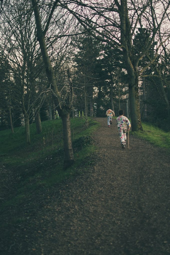 Danny Handy couleur debout entier plein pied parc exterieur pyjama baskets sweat jean brotherhood
