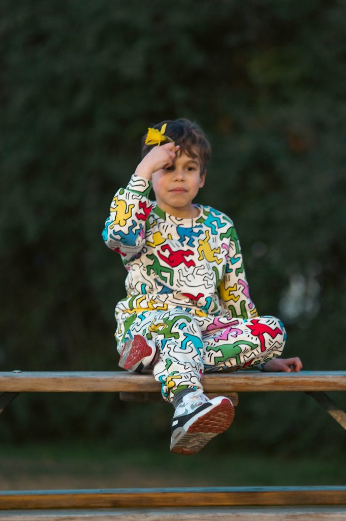 Danny couleur assis entier plein pied parc exterieur pyjama baskets brotherhood