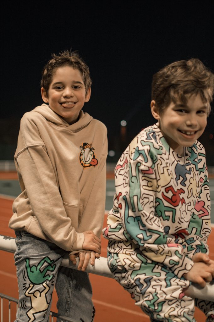 Handy Danny couleur assis demi entier buste stade exterieur parc pyjama sweat beige jean bleu brotherhood