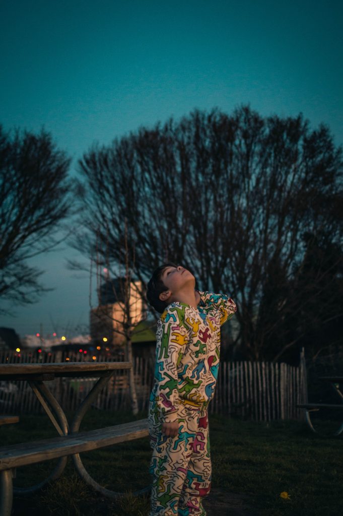 Danny couleur debout plein pied entier parc exterieur pyjama brotherhood