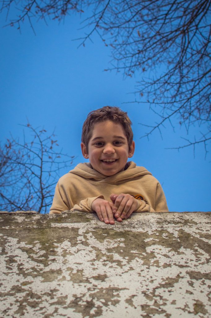 Handy couleur debout buste tete parc exterieur sweat beige brotherhood